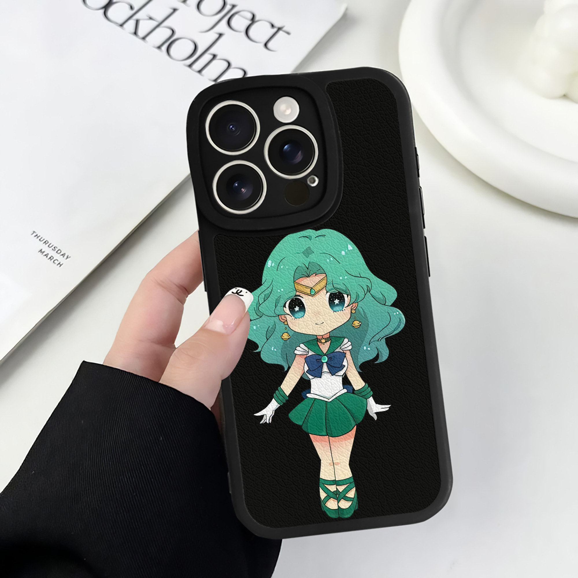 （画像用） 美少女戦士セーラームーン 海王 みちる（かいおう みちる） Sailor Moon Kaiou Michiru 【iPhone 16シリーズ対応】シリコンスマホケース（レザー調） 材質：シリコン